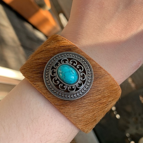 HANDMADE LEATHER AND TURQUOISE FUR COWHIDE FUR CUFF - Picture 4 of 8